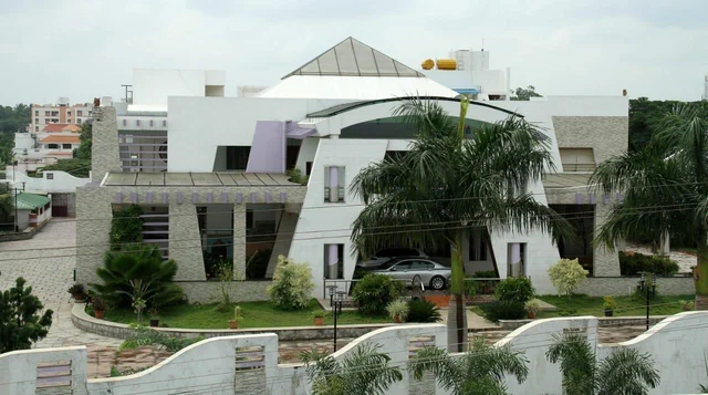 `பாதாள அறையுமில்லை; பணமுமில்லை; மொத்தமே ரூ.98,820தான் பறிமுதல்!' - ரெய்டு குறித்து மார்ட்டின் மனைவி லீமா ரோஸ்
