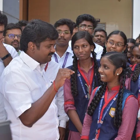 80 நிமிடங்கள் ஆடாமல், அசையாமல் இருந்து மாணவர்கள் சாதனை!