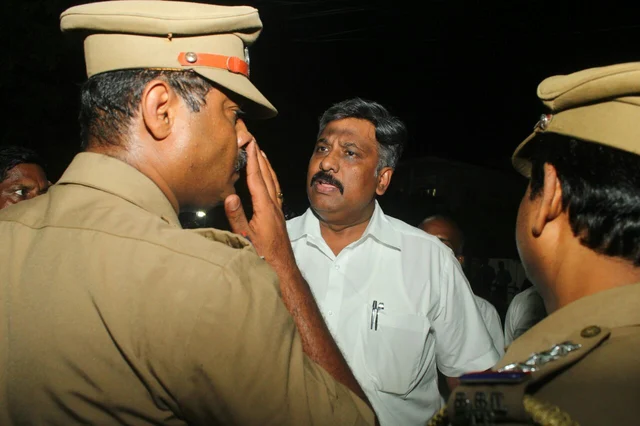 போயஸ் கார்டன் ரெய்டில் கைப்பற்றப்பட்ட பொருள்கள் என்னென்ன..? - விவேக் தகவல்! #ITRaids #LiveUpdates