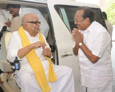 தேர்தல் பிரசாரம்: கோவை வந்த கருணாநிதிக்கு தி.மு.க.வினர் உற்சாக வரவேற்பு!