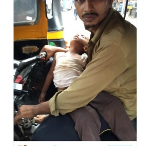 நோய்வாய்ப்பட்ட மனைவி... மகனைச் சுமந்தபடி ஆட்டோ ஓட்டிய மும்பை டிரைவர்!