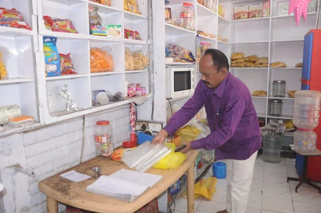 நாகையில் நகராட்சி உணவு பாதுகாப்பு அலுவலர் அதிரடி ஆய்வு - பிரபல பேக்கரிக்கு எச்சரிக்கை
