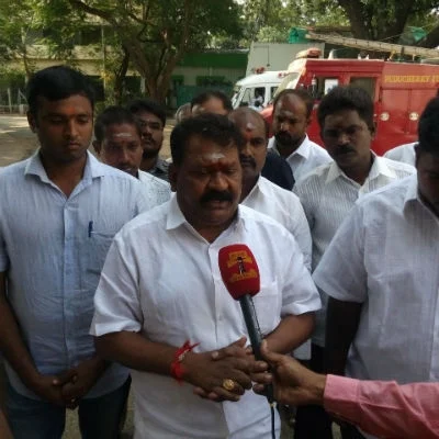 'வாக்குப்பதிவு எந்திரங்களை மாற்றிவிட்டார்' - தேர்தல் ஆணையர் மீது அதிமுக வேட்பாளர் குற்றச்சாட்டு