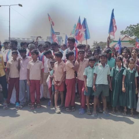 பள்ளி மாணவர்களுடன் மாவட்ட ஆட்சியரகத்தை முற்றுகையிட்ட கிராம மக்கள்!