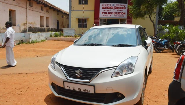 காரில் பணப்பட்டுவாடா செய்த அ.தி.மு.க-வினர்; பொறிவைத்துப் பிடித்த தி.மு.க-வினர்! - நீலகிரி தேர்தல் கலாட்டா