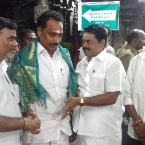 `சாமி கும்பிட வந்திருக்கேன்; அரசியல் பேச மாட்டேன்!'- அமைச்சர் எம்.ஆர்.விஜயபாஸ்கர்