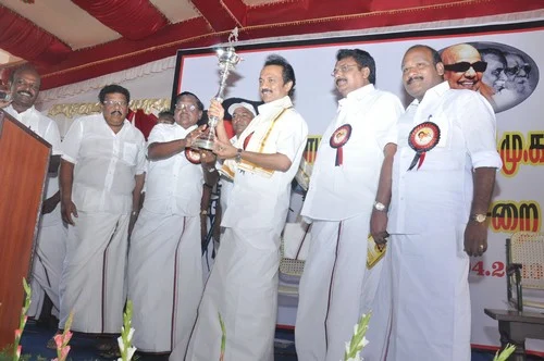 ஒரே நேரத்தில் கூட்டத்துக்கு சென்ற ஸ்டாலின், கோவிலுக்கு சென்ற துர்க்கா
