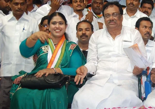 தலைவர் பதவியிலிருந்து நீக்க போர்க்கொடி: இளங்கோவன்- விஜயதாரணி மோதல் முற்றுகிறது!
