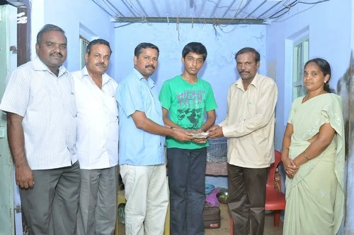 பிளஸ்-2 தேர்வில் மாநில முதலிட மாணவருக்கு வருவாய் அலுவலர் சங்கம் உதவி