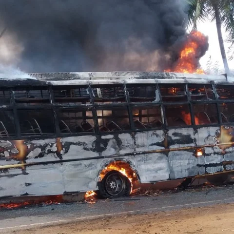 விபத்தில் பலியான கூலித்தொழிலாளி!- பயணிகளை இறக்கிவிட்டு பேருந்தை கொளுத்திய உறவினர்கள்