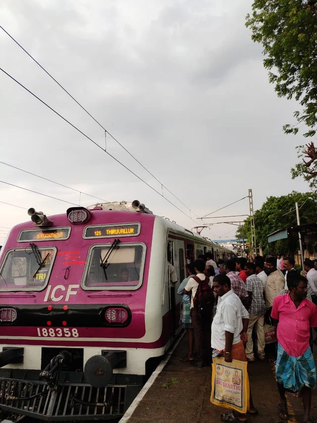 `சூறைக்காற்றுடன் மழை; திடீரென கேட்ட வெடிச் சத்தம்!' - திருவள்ளூர் மின்சார ரயில் பயணிகள் அதிர்ச்சி