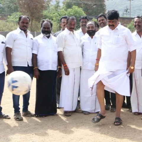 கால்பந்து விளையாடி போட்டியைத் தொடங்கி வைத்த அமைச்சர்!