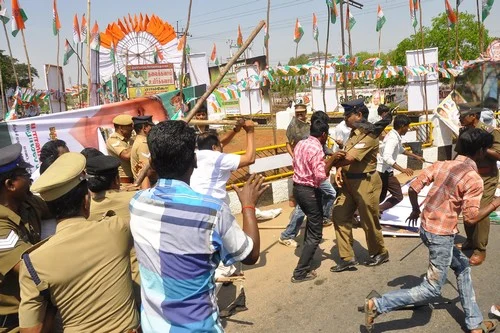 திருச்சியில் காங்கிரசார்- மாணவர்கள் மோதல், பதற்றம் (படங்கள்)