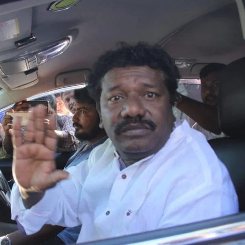 `7 ஆண்டுகள் காத்திருந்தும் ஏமாந்தார் கருணாநிதி!' - கருணாஸ் விவகாரத்தில் வரிந்துகட்டும் எடப்பாடி பழனிசாமி