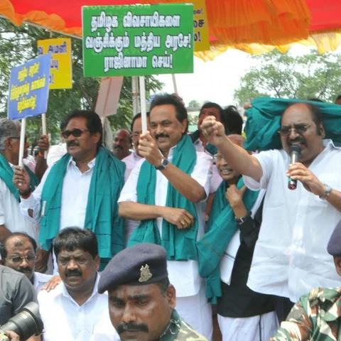 காவிரி மேலாண்மை வாரியம் கோரி பச்சை துண்டு அணிந்து போராட்டம் நடத்திய ஸ்டாலின்!