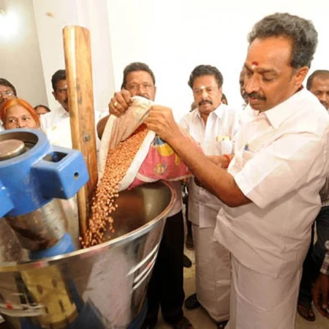 `கானகத்துக்குள் கரூர்’, `எண்ணெய் பிழியும் எந்திர மையம்’ -அசத்தும் கரூர் வேளாண்மைத்துறை!