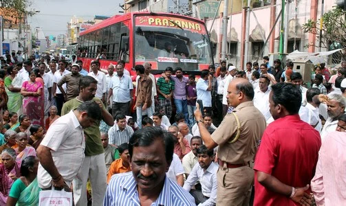 காஞ்சியில் தனியார் மதுக்கடையை அகற்ற கோரி பொதுமக்கள் மறியல் (படங்கள்)