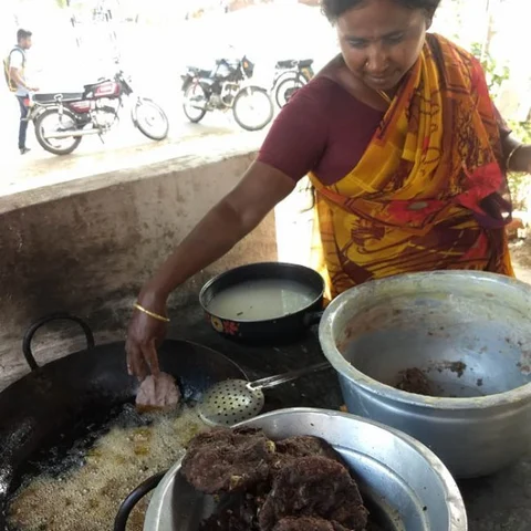 ஒன்லி எருமைப்பால் டீ, விறகு அடுப்பு... கடலை எண்ணெய்... அசத்தும் செல்வியக்கா கடை! #GuessWhere