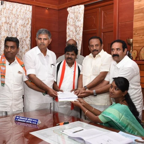`வேட்பாளருக்கு எதுவும் தெரியாது; டிரைனிங் கொடுத்து பேச வைக்கிறேன்!'- பத்திரிகையாளர்களிடம் மழுப்பிய அ.தி.மு.க மா.செ.