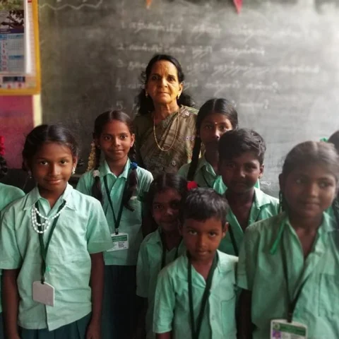 பெற்றோர் ஆசிரியர் சங்க ஆசிரியையாக 30 வருடங்கள்... கூரை வீட்டில் வசிக்கும் அலிமா டீச்சர்!