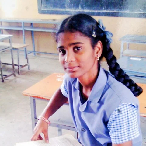 `’தனியார் காலேஜ் பீஸ் ஜாஸ்தினு ‘நீட்’ எழுதினாளே என் அம்மு!’’ - கலங்கும் பிரதீபா தந்தை
