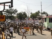 கடலூரில் பாமக-அதிமுக மோதல்: போலீஸ் தடியடியால் பதற்றம்!