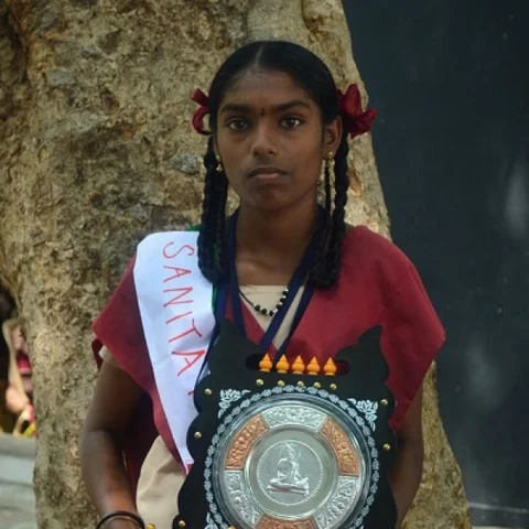 கழிப்பறை கட்ட விழிப்புஉணர்வு ஏற்படுத்திய மாணவியை சுகாதாரத் தூதுவராக்கிய கலெக்டர்!
