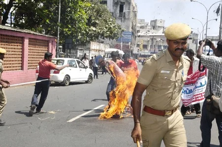 மன்மோகன், ராஜபக்சே கொடும்பாவி எரி்த்து போராட்டம் (படங்கள்)