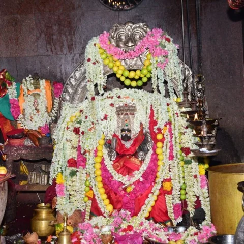 `செவ்வாய்க்கிழமையில் தொடங்கிய ஆடி மாதம்!’ - கோயில்களில் குவிந்த பக்தைகள்