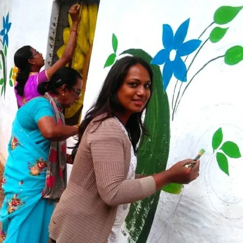 பழங்குடியின பள்ளிச் சுவர்களுக்கு ஓவியம் தீட்டும் அன்பின் சுவர் திருநங்கைகள்!