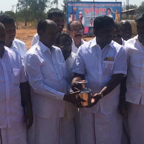 `அவரால்தான் நாங்கள் வாழ்கிறோம்!'- எம்.ஜி.ஆருக்கு சிலை அமைக்கும் வி.ஏ.ஓ சங்கம்