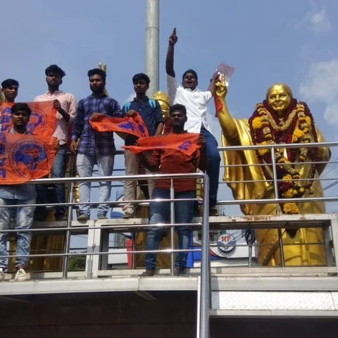கல்விப் பிரச்னை - ஜெயலலிதா சிலைக்கு மனு கொடுத்த ஏ.பி.வி.பி அமைப்பினர்!