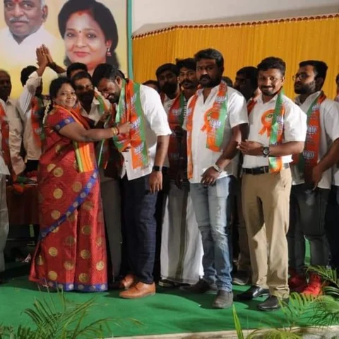 'விஸ்வாசம்' ரசிகர் காட்சிக்கு உதவினாரா பி.ஜே.பி. பிரமுகர்?! கட்சியில் இணைந்தார்களா அஜித் ரசிகர்கள்!? #Verified