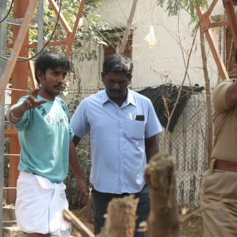 `5 ரூபாய் கூடுதலாக வாங்கிட்டாங்க' - செல்போன் டவரில் ஏறி போராட்டம் நடத்திய போதை ஆசாமி
