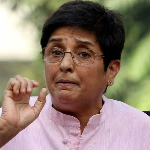 ‘ஹெல்மெட் அணியாததால்தான் உங்கள் மனைவி உயிரிழந்தார்!’- நாராயணசாமிக்கு கிரண் பேடி பதில்
