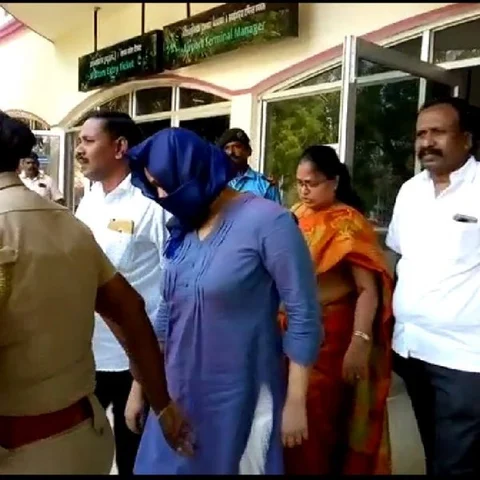 விமானத்தில் பா.ஜ.க-வுக்கு எதிராகக் கோஷமிட்ட பெண் -15 நாள்கள் நீதிமன்றக் காவலில் வைக்க உத்தரவு!