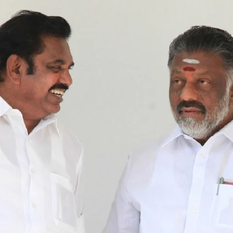 அ.தி.மு.க-வில் உட்கட்சிப் பூசல்? முதல்வர் பதவி கோருகிறாரா ஓ.பி.எஸ்?