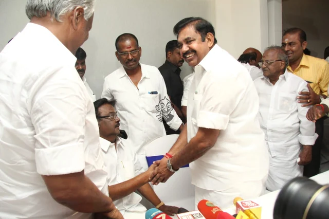 அ.தி.மு.க - தே.மு.தி.க இடையே தேர்தல் ஒப்பந்தம் கையெழுத்தானது!