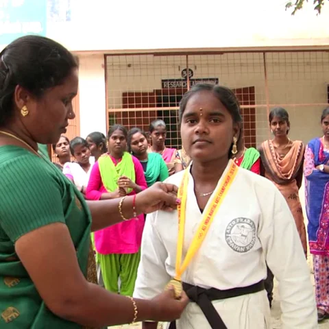 விடுமுறையில் காய்கறி விற்பனை! - தேசிய கராத்தே சாம்பியனான கல்லூரி மாணவி