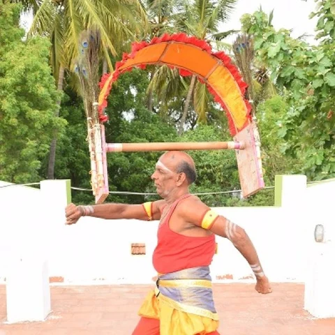 உடைந்த முதுகுத்தண்டு... நிமிரவைத்த முருகன் அருள்! - நெகிழும் `காவடி’ விநாயகம்
