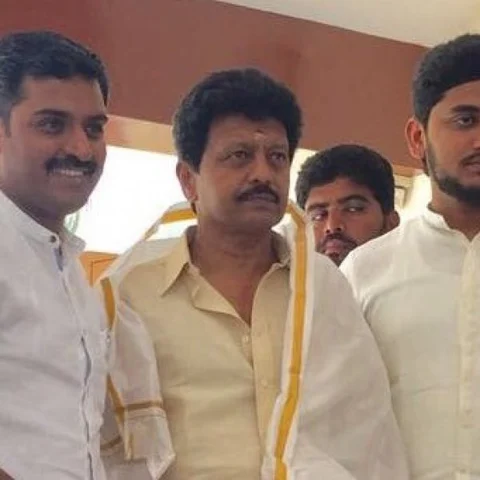 ‘ஏறிவந்த ஏணியைத் தூக்கி எறியலாமா?!’ - எடப்பாடி பழனிசாமிக்கு எதிராகத் திடீர் எதிர்க்குரல்