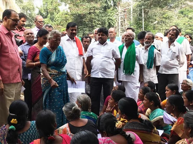 `கரூர் - கோவை ஆறுவழிச் சாலையால் 3,000 ஏக்கர் விளைநிலங்கள் பாழாகும்!’ - கொந்தளிக்கும் விவசாயிகள்