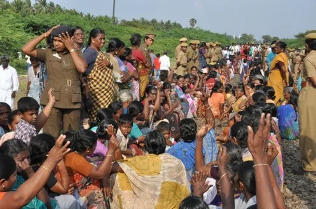கலெக்டருடன் பேச்சுவார்த்தை தோல்வி: மீனவர்கள் ரயில்கள் மறியல் ( படங்கள் )