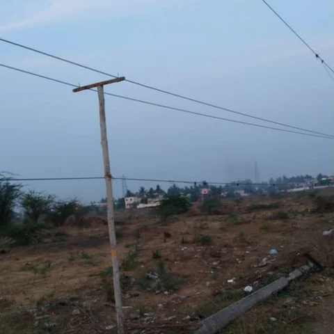 `ஒரு கம்பு, ஒரு குச்சி, இரண்டு ஆணிகள்!'- மக்களை பதறவைக்கும் மின்வாரிய ஊழியர்கள்