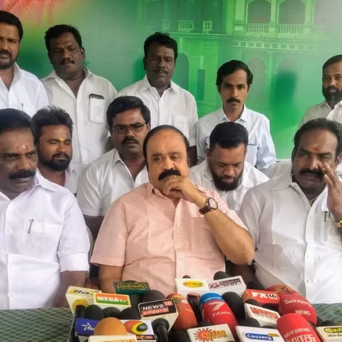 `பதவிக்காக ஓ.பி.எஸூம் ஈ.பி.எஸூம் கொலையும் செய்வார்கள்’ - புகழேந்தி பாய்ச்சல்!