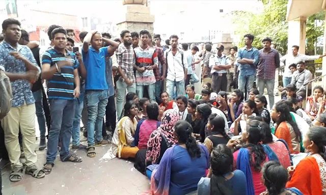 கல்லூரிக்குள் ஒருநாள் உள்ளிருப்புப் போராட்டம் - பொள்ளாச்சி சம்பவத்துக்கு நீதிகேட்டுக் கொந்தளிக்கும் மதுரை மாணவர்கள்