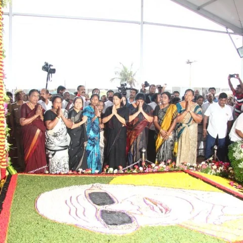 கருணாநிதி சமாதியில் கதறி அழுத தமிழரசி.. தேற்றிய கனிமொழி - நெகிழ்ச்சி சம்பவம்!