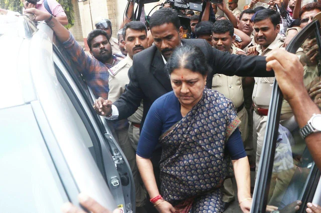 `117 நாள் லீவ் கிடைச்சிடுச்சு; கூடுதலா 180 லீவ் வேணும்!'- சசிகலாவின் விடுதலை பிளான்