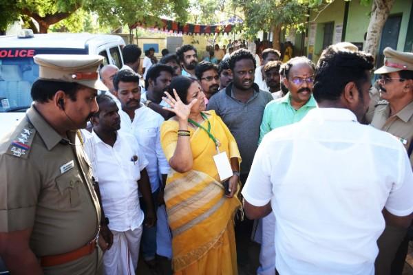 மறு வாக்குப்பதிவு நடத்த வேண்டும்! - திருச்சி வேட்பாளர் சாருபாலா தொண்டைமான் தர்ணாவால் பரபரப்பு