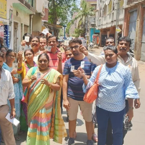 `இறந்தவர்களுக்கு ஓட்டு இருக்கு; உயிரோடு இருக்கிற எங்களுக்கு இல்ல!' - ஒரே பூத்தில் 200 ஓட்டுக்கள் மாயமான பின்னணி